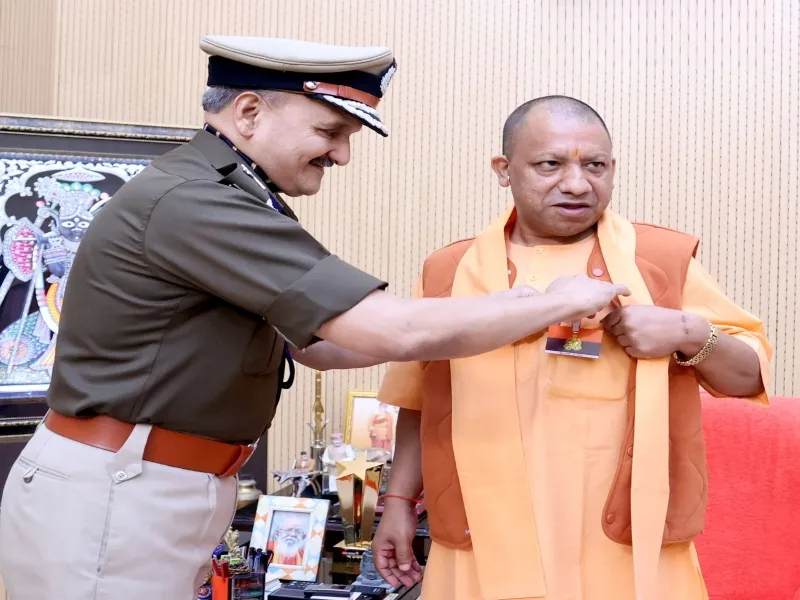 पुलिस फ्लैग डे आज, डीजीपी ने सीएम योगी को लगाई फ्लैग पिन   