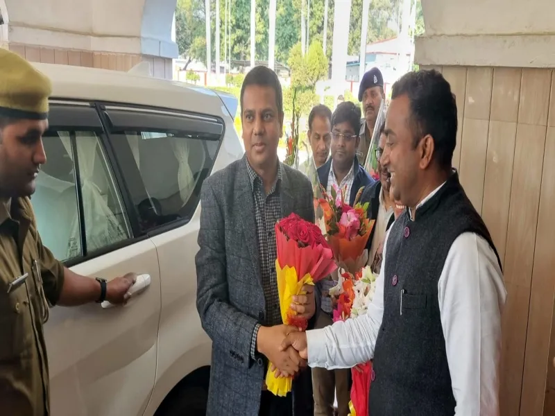 अयोध्या: नए कमिश्नर गौरव दयाल ने संभाला कार्यभार 