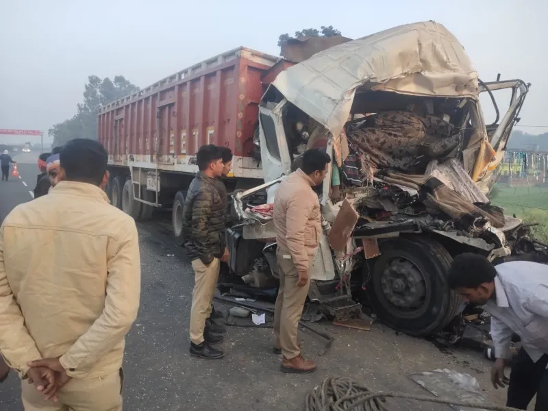 इटावा: खड़े ट्रक से भिड़ा ट्राला, दो की मौत  