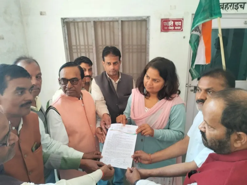 बहराइच: डीएपी की कमी पर भड़के कांग्रेसी, सौंपा ज्ञापन