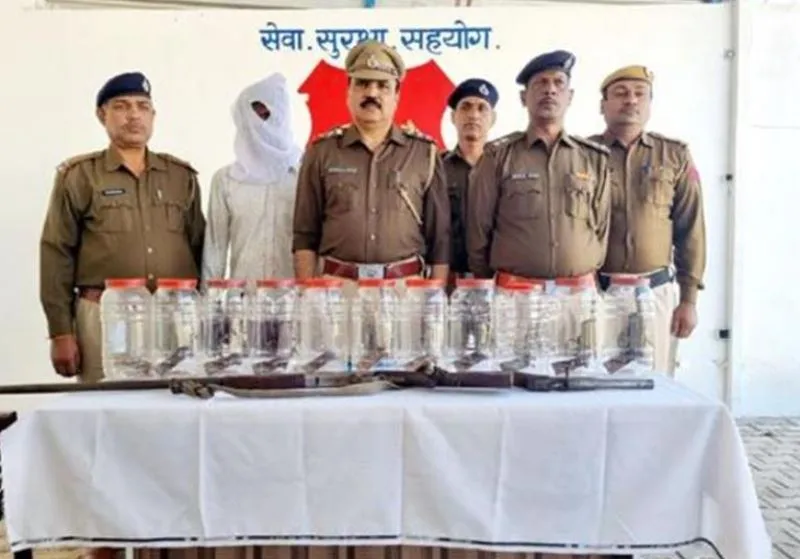 हरियाणा: पुलिस के हत्थे चढ़ा तस्कर, 12 देसी पिस्तौल समेत एक दर्जन से अधिक हथियार बरामद 