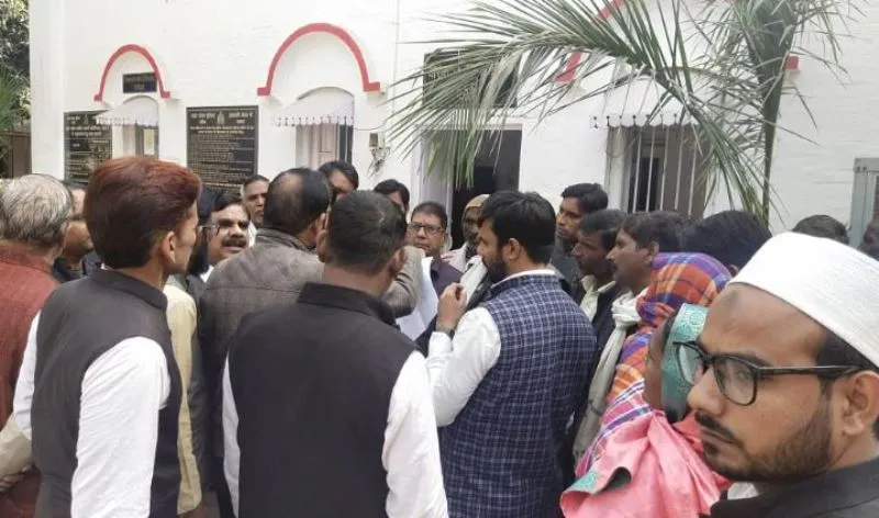 बरेली: अंबेडकर की मूर्ति लगाने के मामले में परिजन पहुंचे SSP कार्यालय, FIR में  छात्रों को बताया निर्दोष