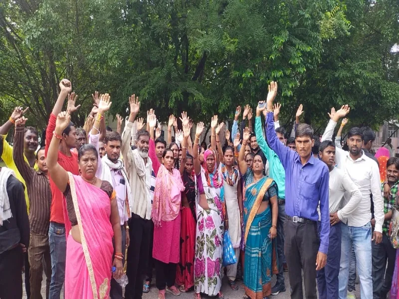 इटावा: मानदेय कम मिला तो भड़के सफाईकर्मी, की हड़ताल 