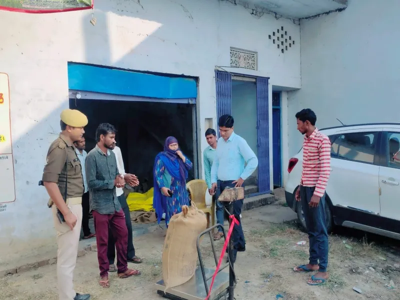 मिर्जापुर: अपर जिलाधिकारी ने धान क्रय केन्द्रों का किया निरीक्षण