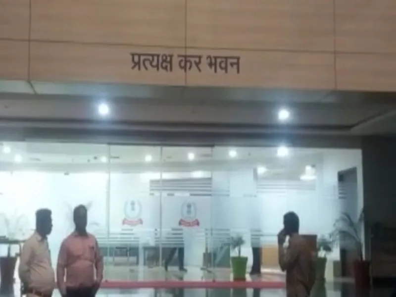 लखनऊ में पकड़ा गया ठगों का गिरोह, टैक्स विभाग में नियुक्ति के नाम पर वसूलते थे लाखों रुपये  