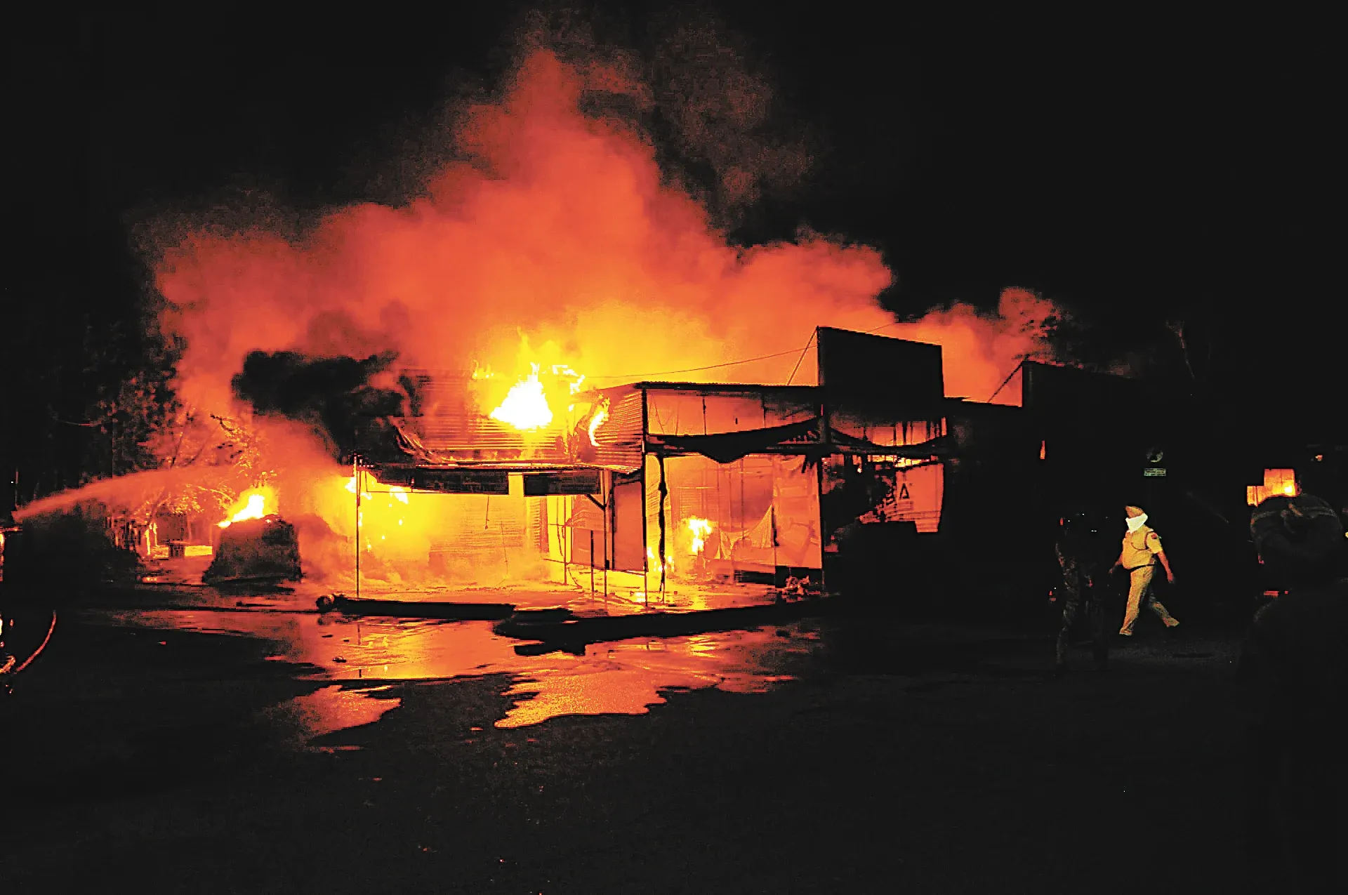 पिथौरागढ़: आग से राख हुईं 14 दुकानें...लाखों का नुकसान...टला बड़ा हादसा