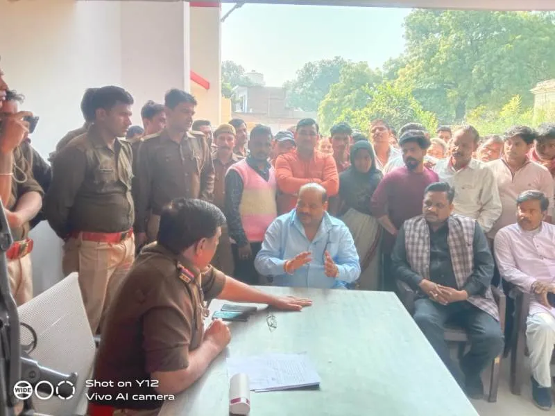 शाहजहांपुर: व्यापारियों को पीटने पर भड़का गुस्सा, कोतवाली का घेराव