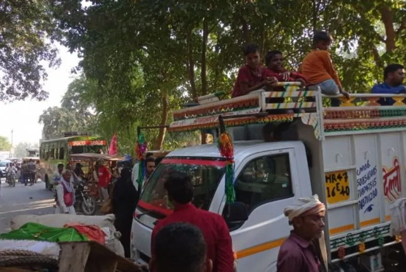 बरेली: शख्स की मौत से लोगों में आक्रोश, शव रखकर रोड किया चक्काजाम, पुलिस बल मौके पर पहुंचा