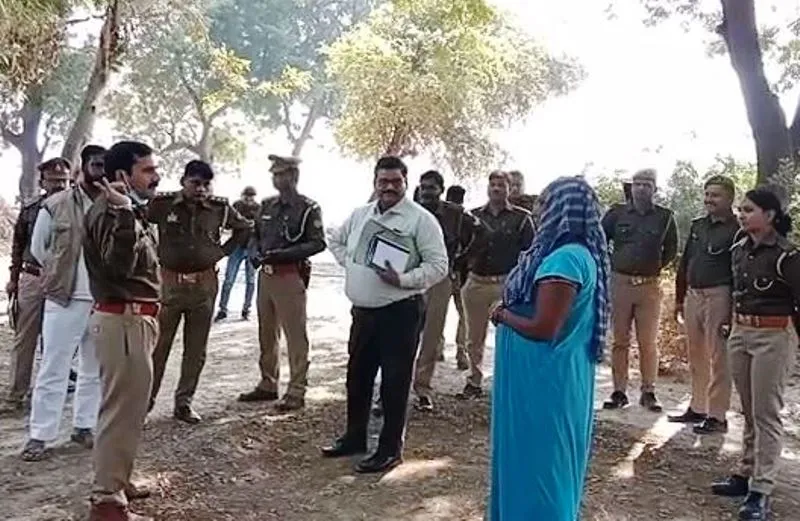 औरैया: शव दफनाने को लेकर दो समुदाय के लोग आमने-सामने, ACP, CO और खुफिया विभाग मौके पर पहुंचा