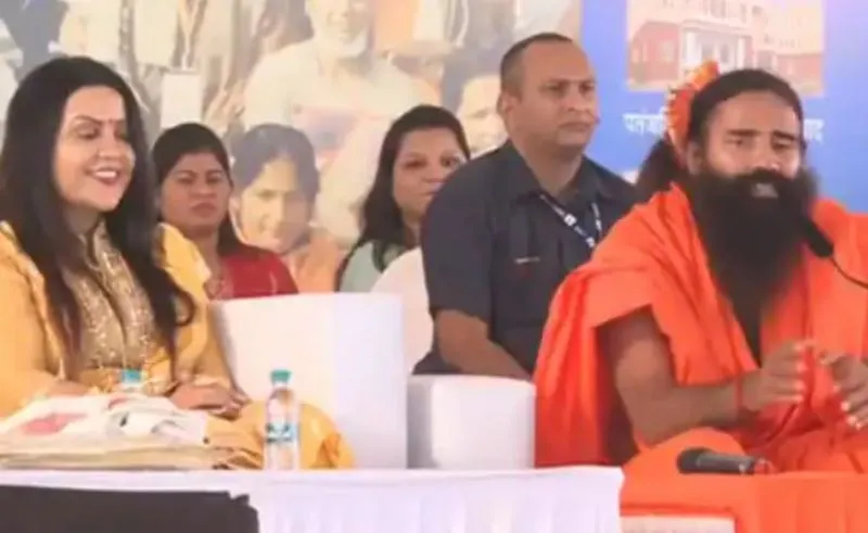 महिलाएं साड़ी-सलवार में लगती हैं सुंदर, कुछ न पहनें तो भी दिखेंगी अच्छी, रामदेव अपने ही बयान पर घिरे