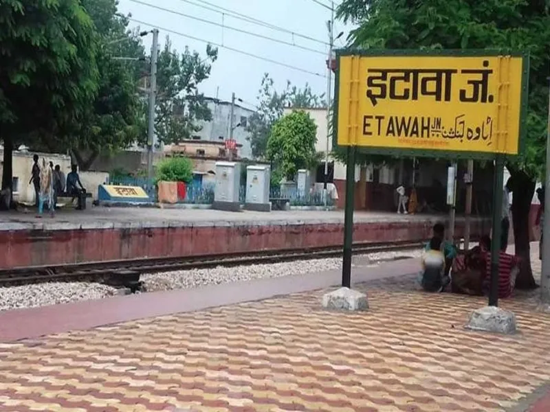 इटावा: रेलवे स्टेशन पर अनाउंसमेंट के जरिये डिंपल यादव का किया गया प्रचार  