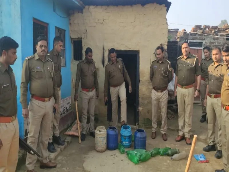 बहराइच: घर से 40 लीटर शराब और चार क्विंटल लहन बरामद, दो लोगों पर केस दर्ज