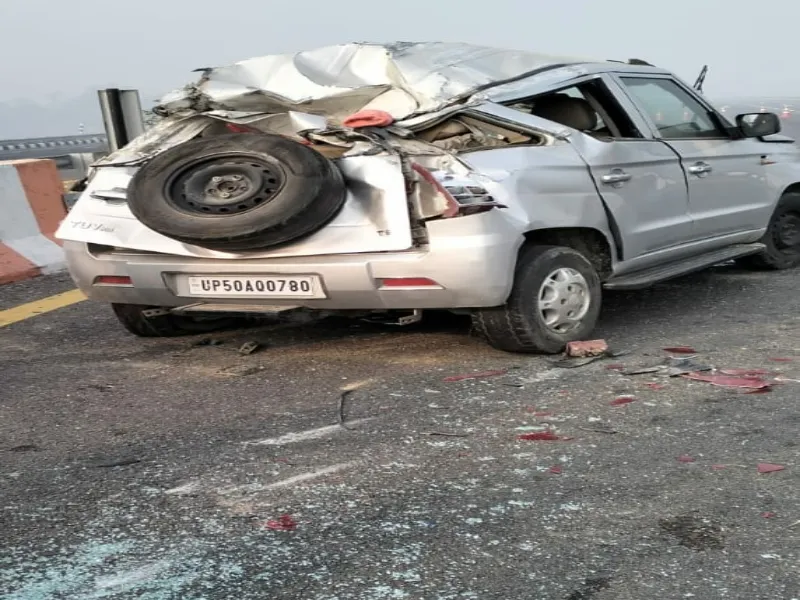 अमेठी: डिवाइडर से टकराई कार,एक की मौत, दो घायल