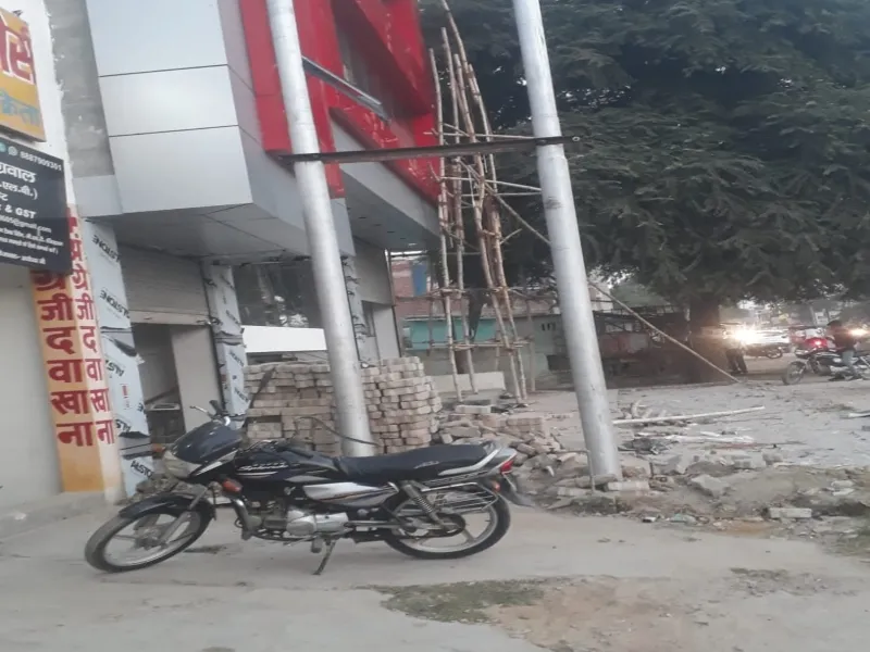 दबंगई: जहां हो रहा रोड का चौड़ीकरण वहीं लगा रहे खम्बा व ट्रांसफार्मर