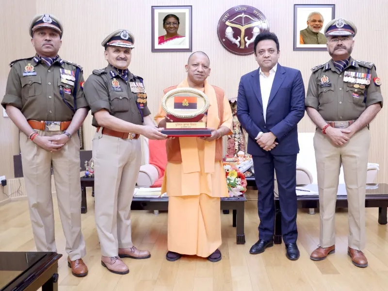 सीएम योगी आदित्यनाथ ने दी पुलिस झंडा दिवस की बधाई 