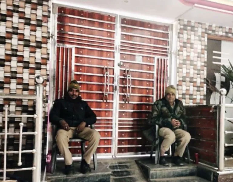 शाहजहांपुर: गेस्ट हाउस के बाहर पुलिस कर्मी तैनात, रंगरेलियां मनाते पकड़े गए थे सात जोड़े