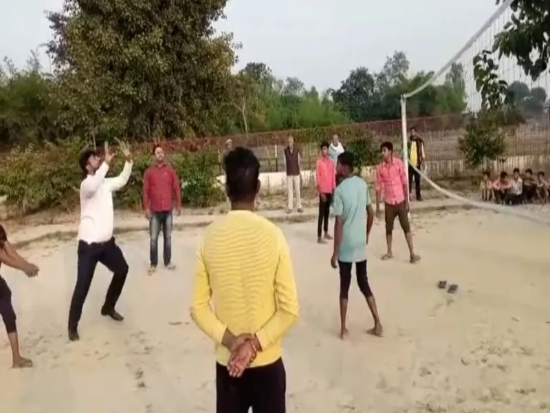 अयोध्या: गांव निरीक्षण को आये एसडीएम ने खेला वालीबॉल 