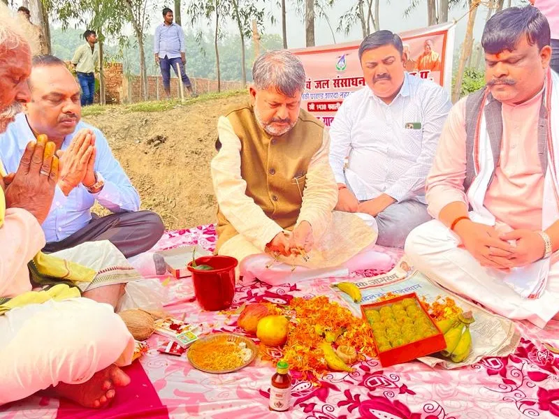 अयोध्या: भूमि पूजन के साथ शुरू हुई नहरों की सिल्ट सफाई 