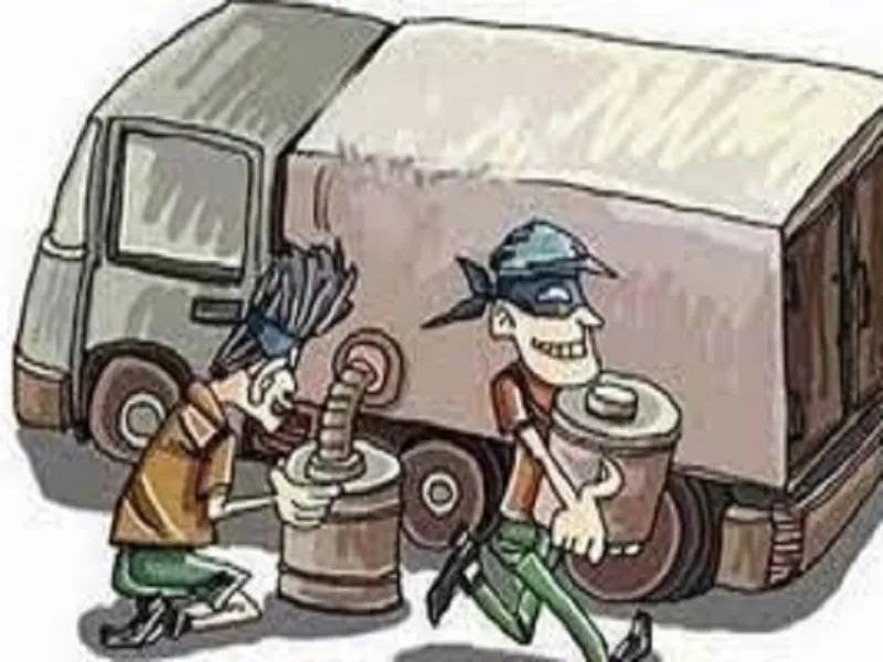 गौतमबुद्ध नगर: डीजल चुरा रहे बदमाशों ने पुलिस वैन में टक्कर मारी, दो पुलिसकर्मी घायल 