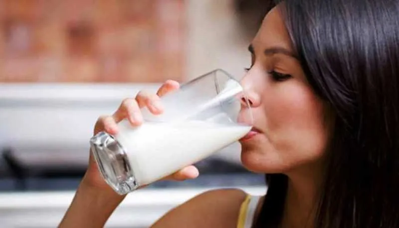 Health Tips: दूध के साथ इन चीजों का भूलकर भी न करें सेवन, हो सकती है ये गंभीर बीमारी