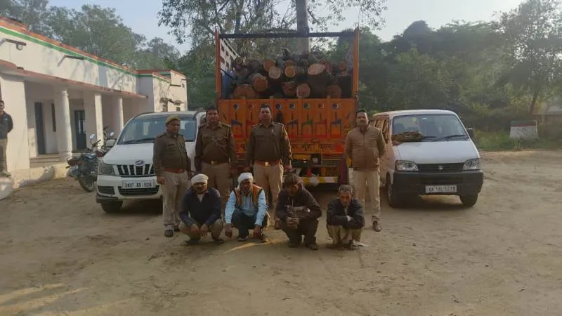 मेरठ: बेशकीमती खैर के पेड़ों को काटते चार माफिया पकड़े, लाखों रुपये में है लकड़ी की कीमत