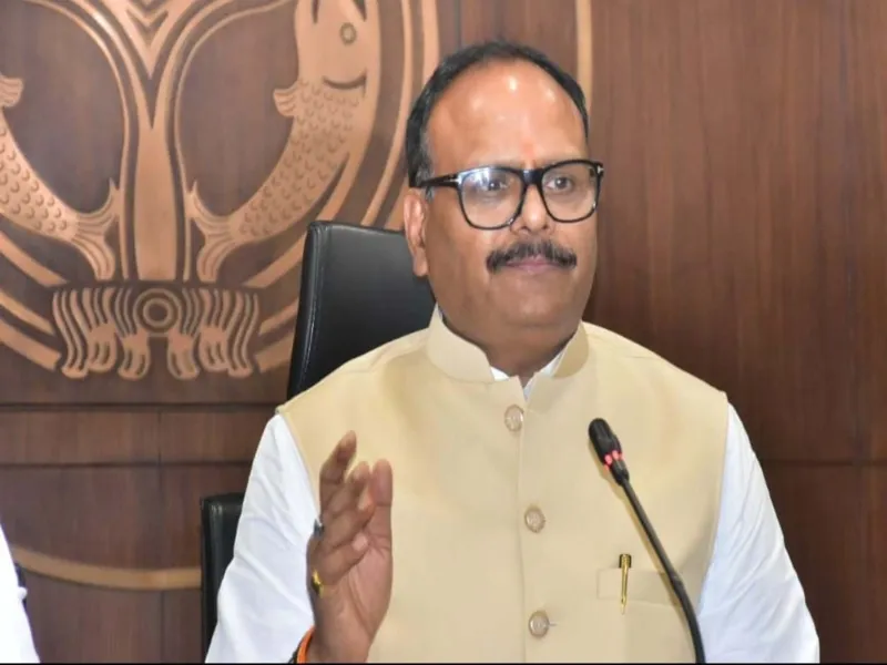 अस्पतालों में दवाओं की उपलब्धता की निगरानी स्वयं करें अधिकारी : डिप्टी सीएम ब्रजेश पाठक