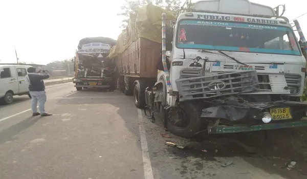बिजनौर: सड़क किनारे खड़े ट्रक में ट्रक ने मारी टक्कर