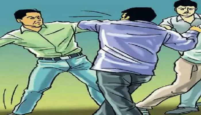 बहराइच: जमीनी विवाद में युवक पर ईंटों से किया हमला, लखनऊ रेफर