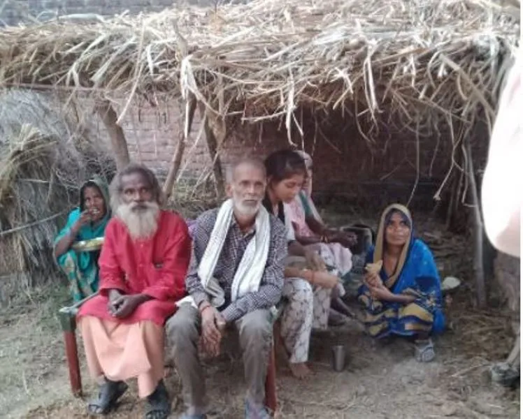 शाहजहांपुर: पट्टे की जमीन पर दलित को मिला कब्जा, छप्पर डलवाया