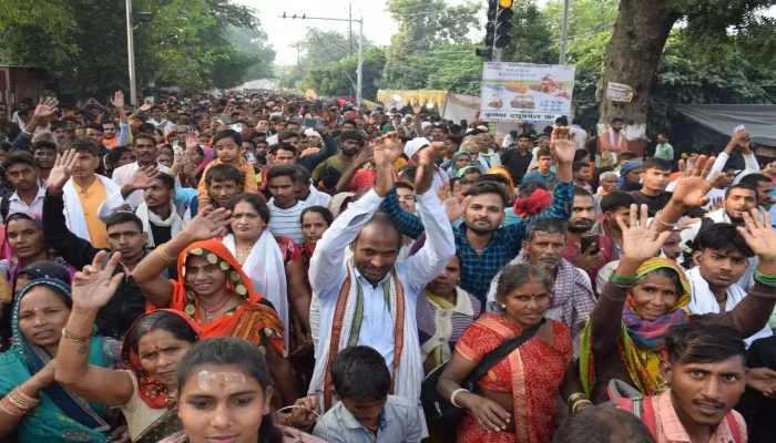 अयोध्या: बन रहे राम मंदिर के दरस को उत्सुक दिखे श्रद्धालु