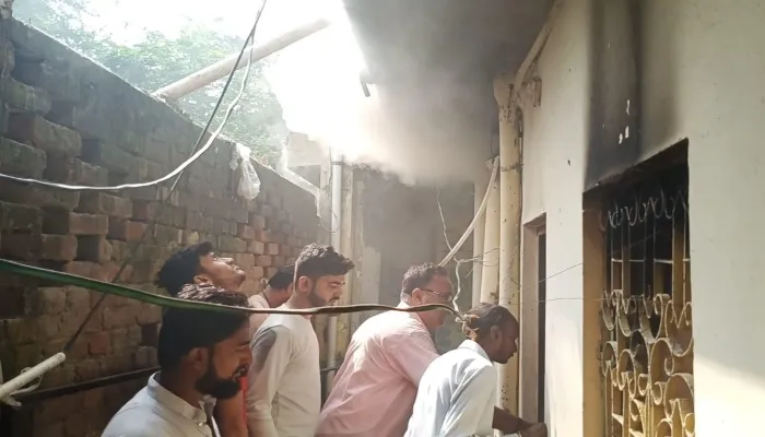 अयोध्या: शार्ट सर्किट से मकान में आग लगी, लाखों का सामान जला