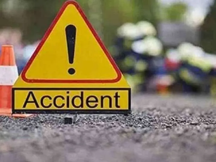 बाराबंकी: शीशम के पेड़ से टकराया डंफर, एक की मौत