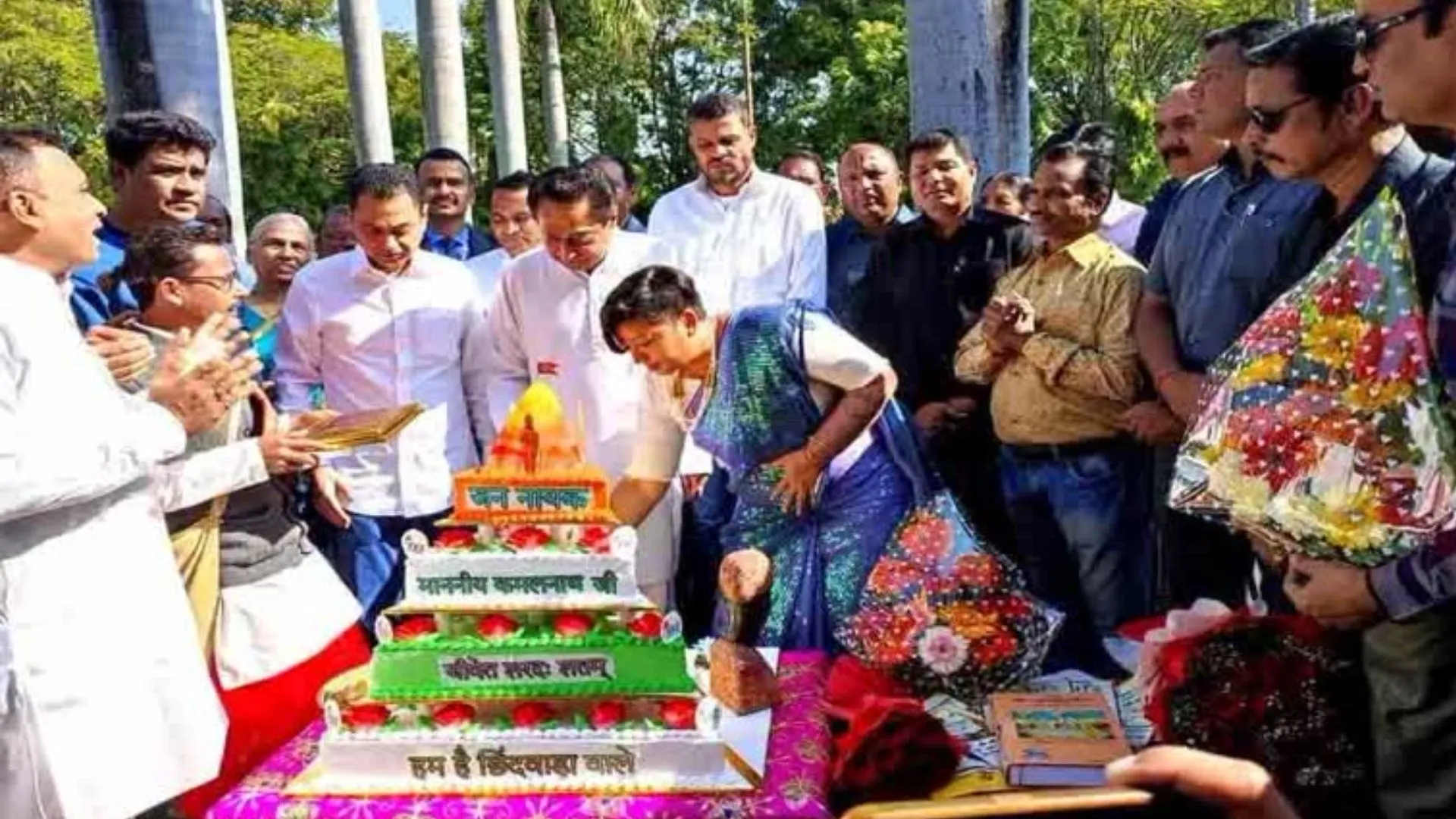 Video: कमलनाथ ने काटा 'मंदिर के आकार का केक', CM शिवराज बोले- यह हिंदू धर्म का अपमान है