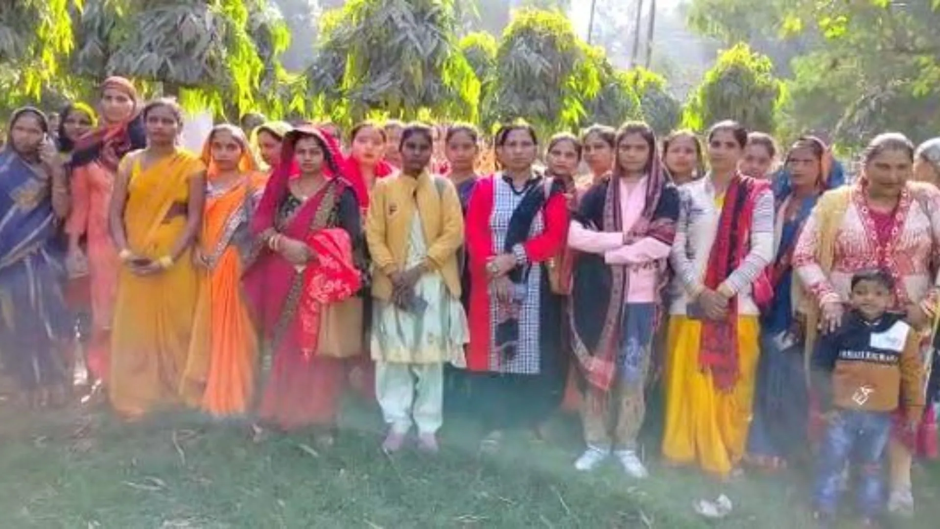 बरेली: कमिश्नर को ज्ञापन सौंप महिला मेटों ने रखी अपनी ये मांगें  