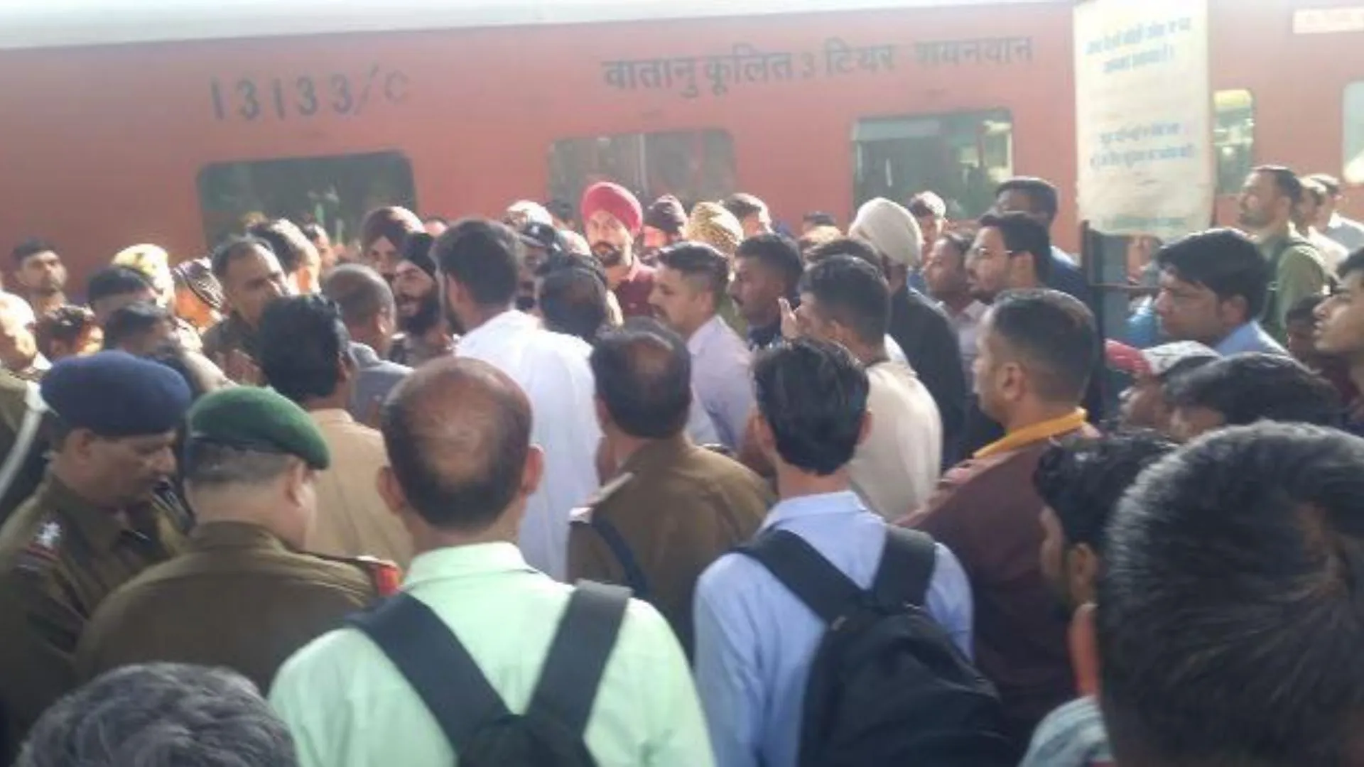 बरेली: टीटीई ने चलती ट्रेन से फौजी को दिया धक्का, कट गए दोनों पैर, जमकर हंगामा  