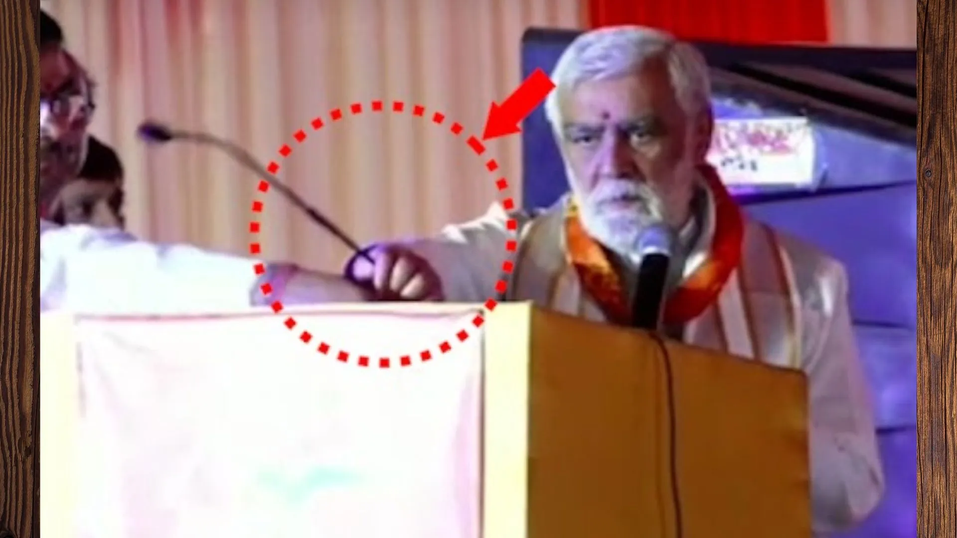 Video: माइक खराब होने पर केंद्रीय मंत्री को आया गुस्सा, वालंटियर को डांटते हुए दे दिया धक्का 