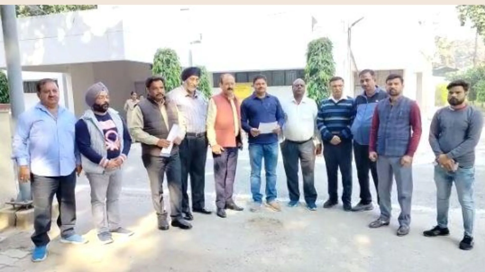 बरेली कुतुबखाना पुल निर्माण: मंडलायुक्त से मिलकर व्यापारियों ने बताई समस्याएं