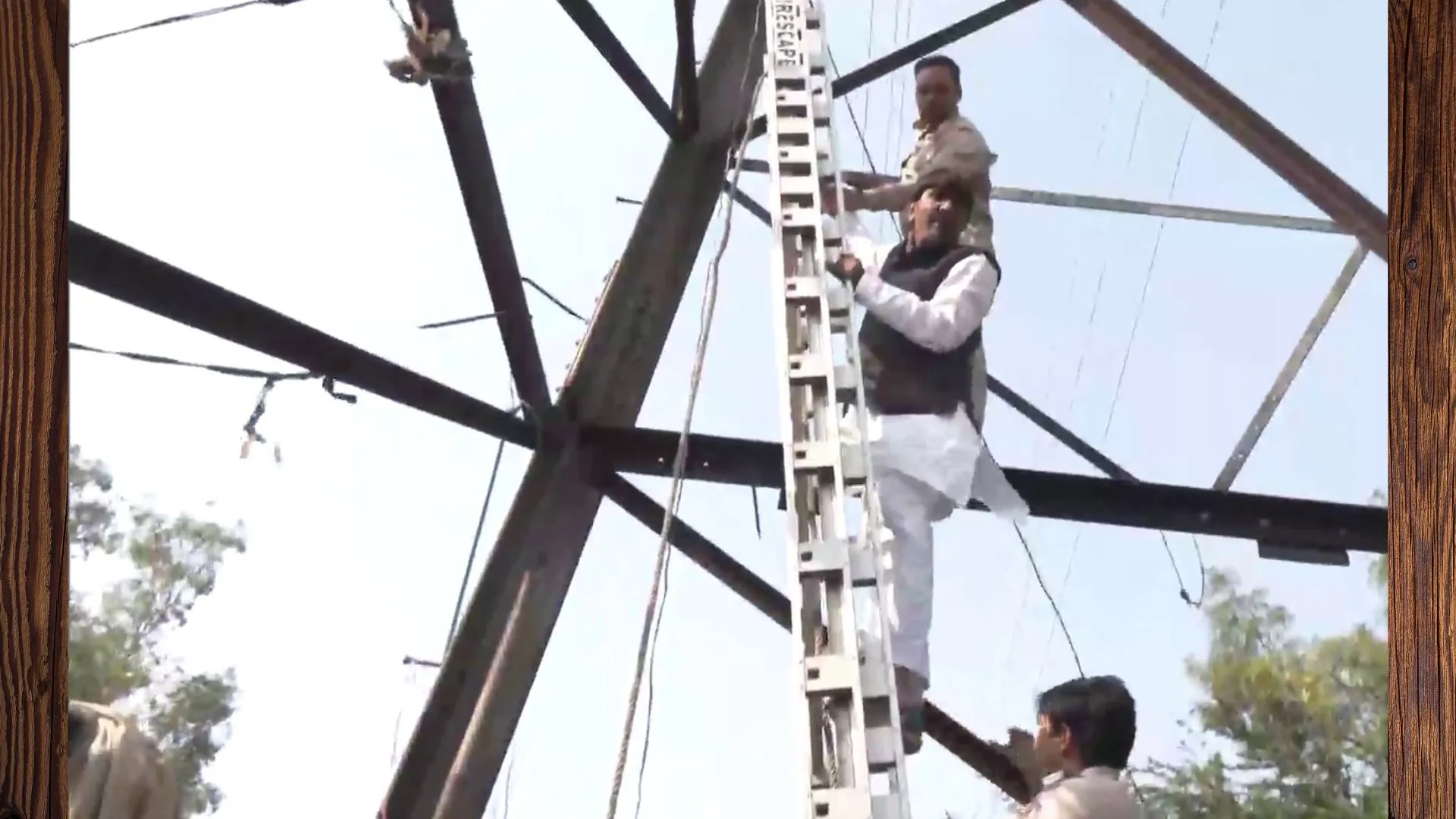 Video: ट्रांसमिशन टावर पर चढ़ गए AAP के पूर्व पार्षद हसीब-उल-हसन, लगाए ये आरोप