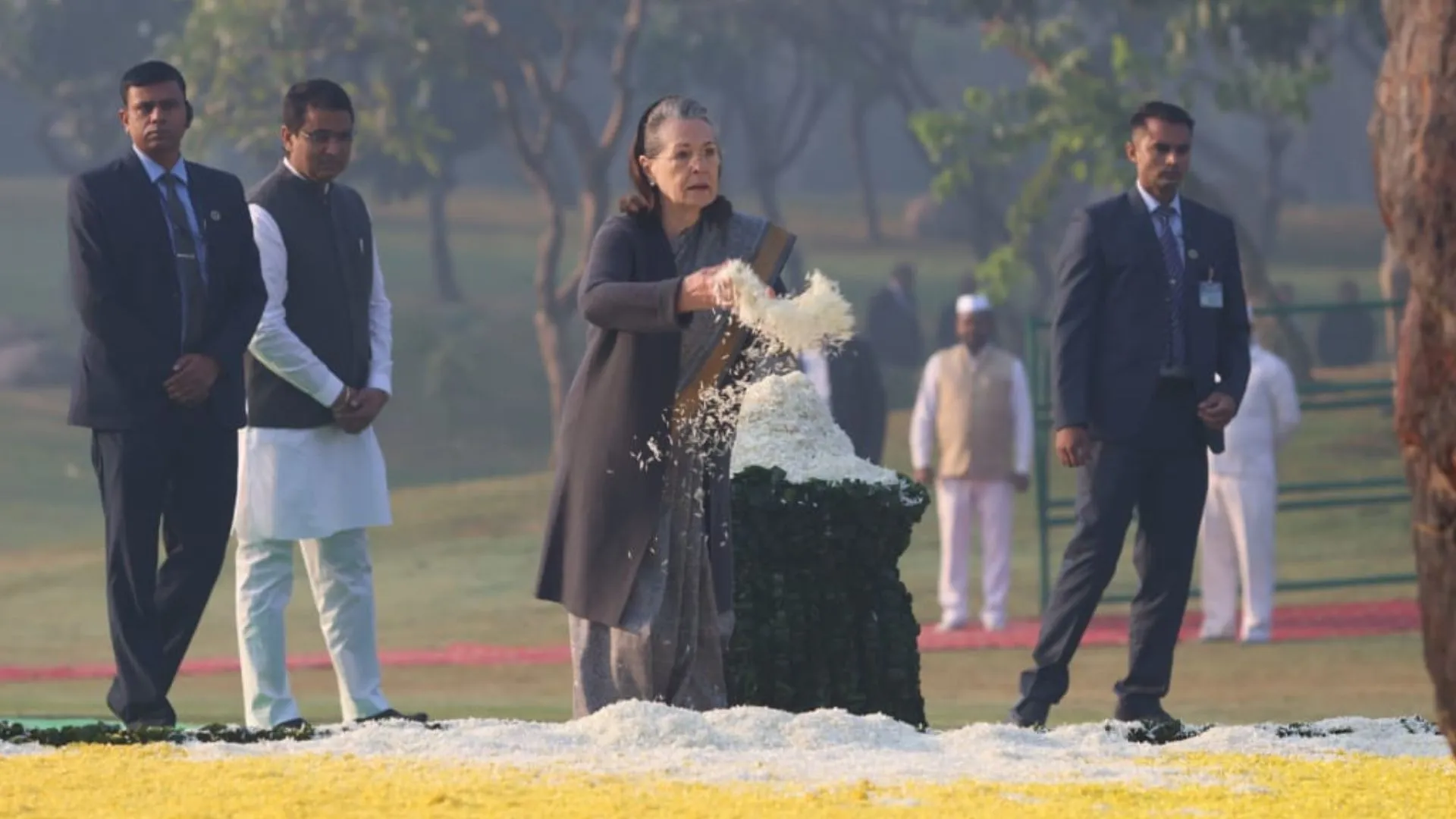 कांग्रेस और मोदी ने इंदिरा गांधी और रानी लक्ष्मीबाई की जयंती पर उन्हें श्रद्धांजलि दी, उनके योगदान को याद किया
