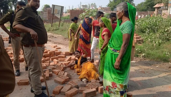 अंबेडकरनगर: आंबेडकर प्रतिमा स्थल की सफाई को लेकर हुआ विवाद, महिलाओं ने पुलिस पर किया पथराव, पुलिस ने दौड़ाकर पीटा