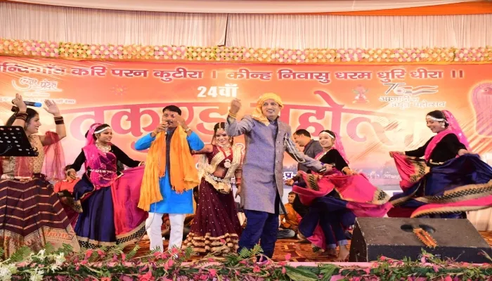 भरतकुंड महोत्सव: दिवाकर ने अवधी गीतों से बांधा समां, झूमे श्रोता