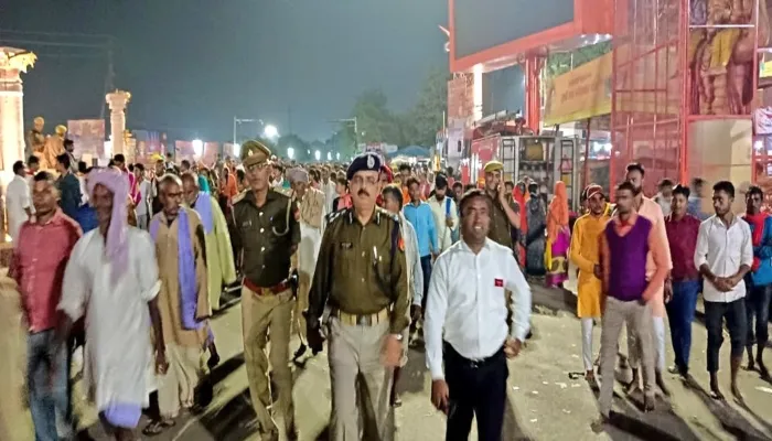 अयोध्या: सड़कों पर उतर अधिकारियों ने देखी व्यवस्था, परिक्रमार्थियों से पूछा कुशलक्षेम