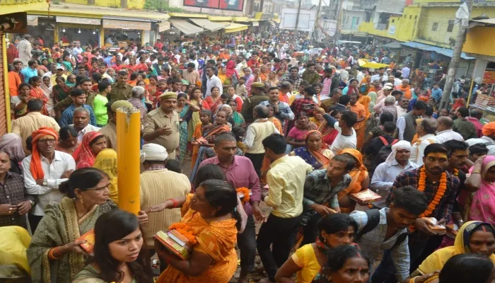 अयोध्या: कार्तिक पूर्णिमा पर श्रद्धालु सरयू में लगा रहे आस्था की डुबकी