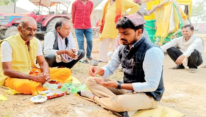 हमीरपुर: कला मंच निर्माण के लिए माहेश्वरी धाम भेड़ी में हुआ भूमि पूजन
