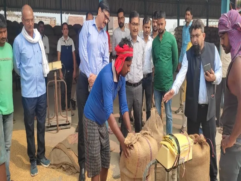 बहराइच: नोडल अधिकारी ने धान क्रय केंद्र का किया औचक निरीक्षण, दिये निर्देश