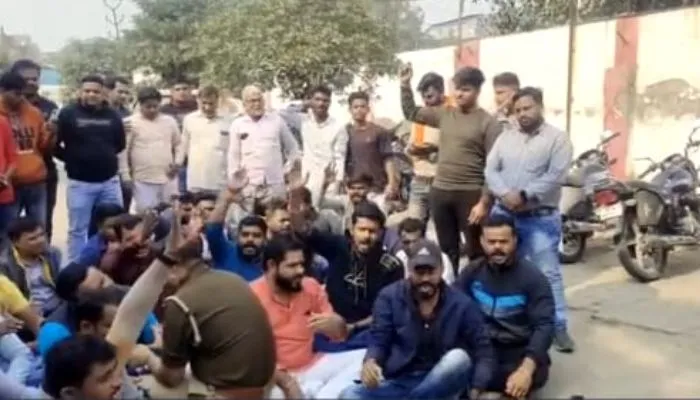Religion Conversion Kanpur : चकेरी थाने में बजरंगियों ने हनुमान चालीसा का किया पाठ, पुलिस पर लगाए गंभीर आरोप