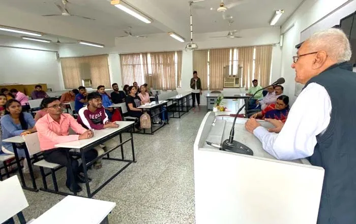 बीबीएयू कार्यशाला: ब्रिटिश शासन में भारतीय मजदूरों से गन्ने की खेती करवाते थे अंग्रेज