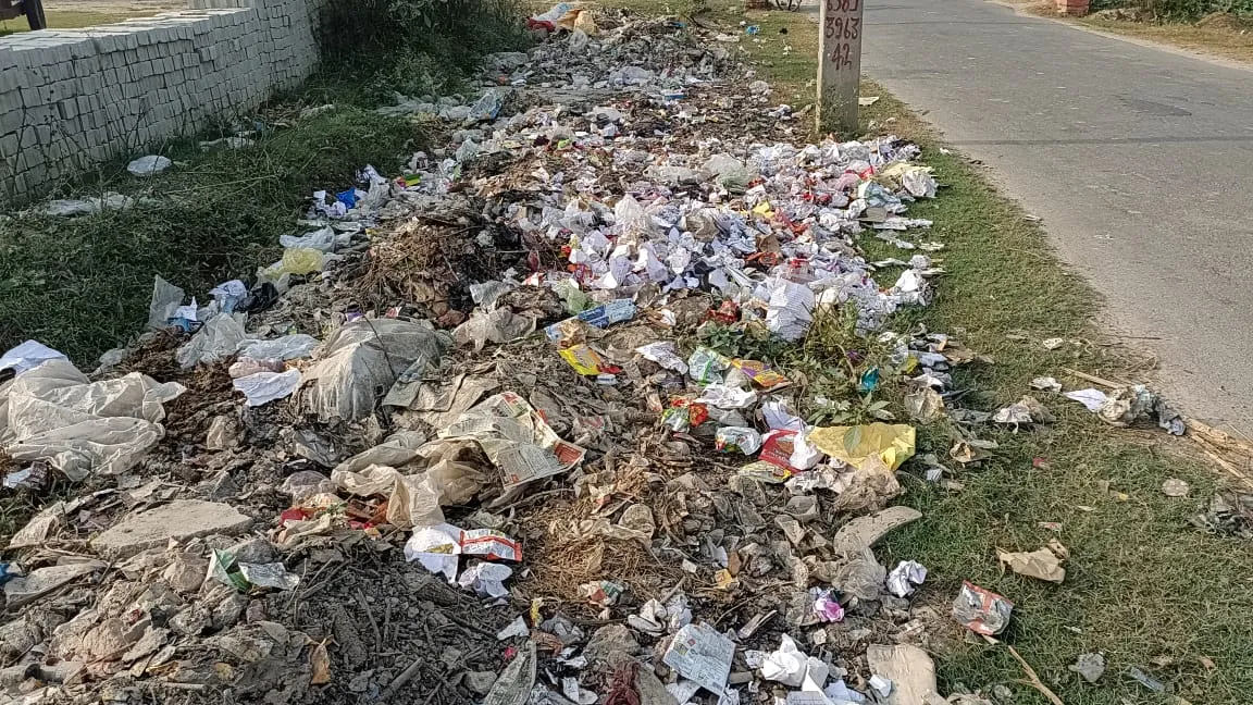 लखनऊ: ग्रामीण क्षेत्रों में गंदगी का अंबार, कूड़े के ढेर और गंदगी से बजबजाती नालियां बढ़ा रही संक्रमण