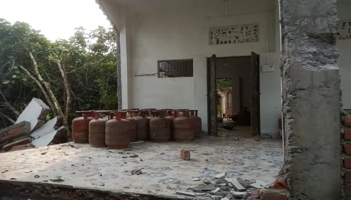 बहराइच: गैस रिफिलिंग के दौरान लगी आग, मकान में ब्लास्ट, तीन झुलसे