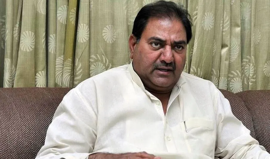 खाद की किल्लत, किसान परेशान, महिलाएं, बच्चे लगे हैं लाइन में: अभय सिंह चौटाला